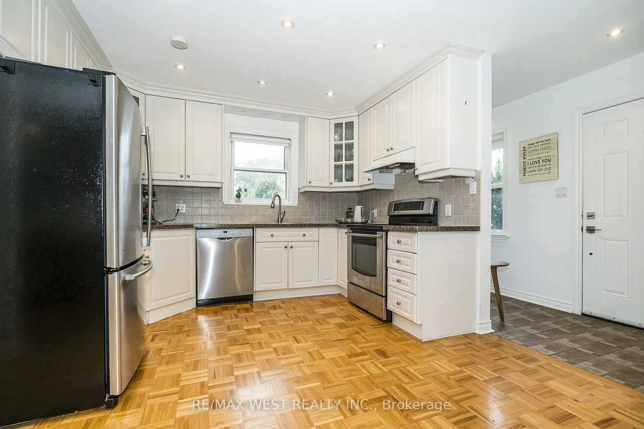 32, Pine, Port Credit, Mississauga