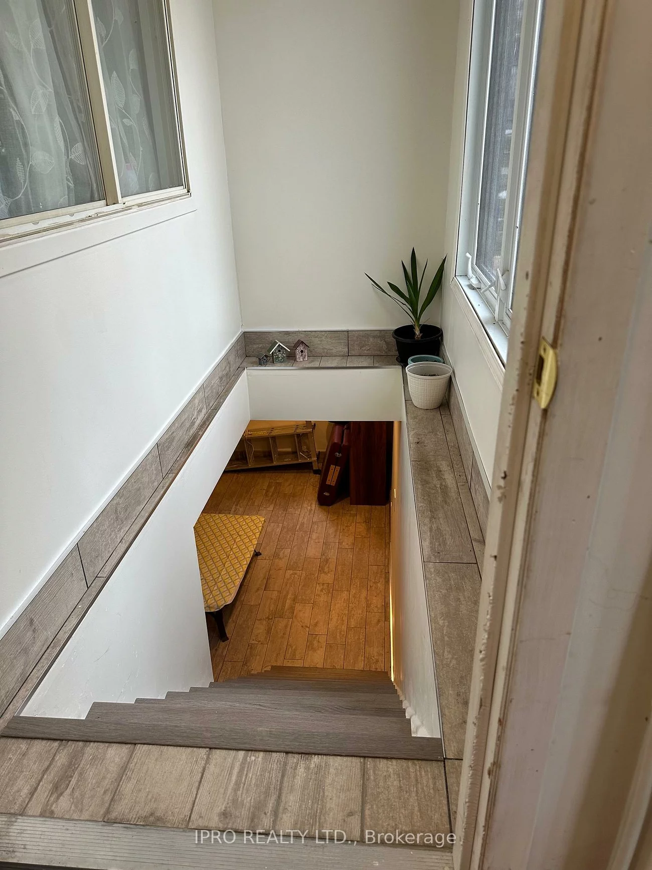 305, Eagle, Central Newmarket, Newmarket