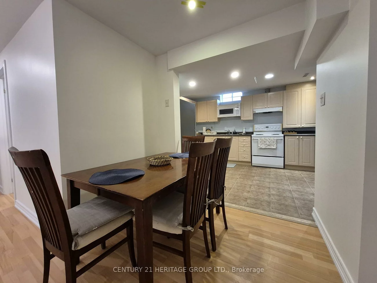 300, Rhodes, Glenway Estates, Newmarket