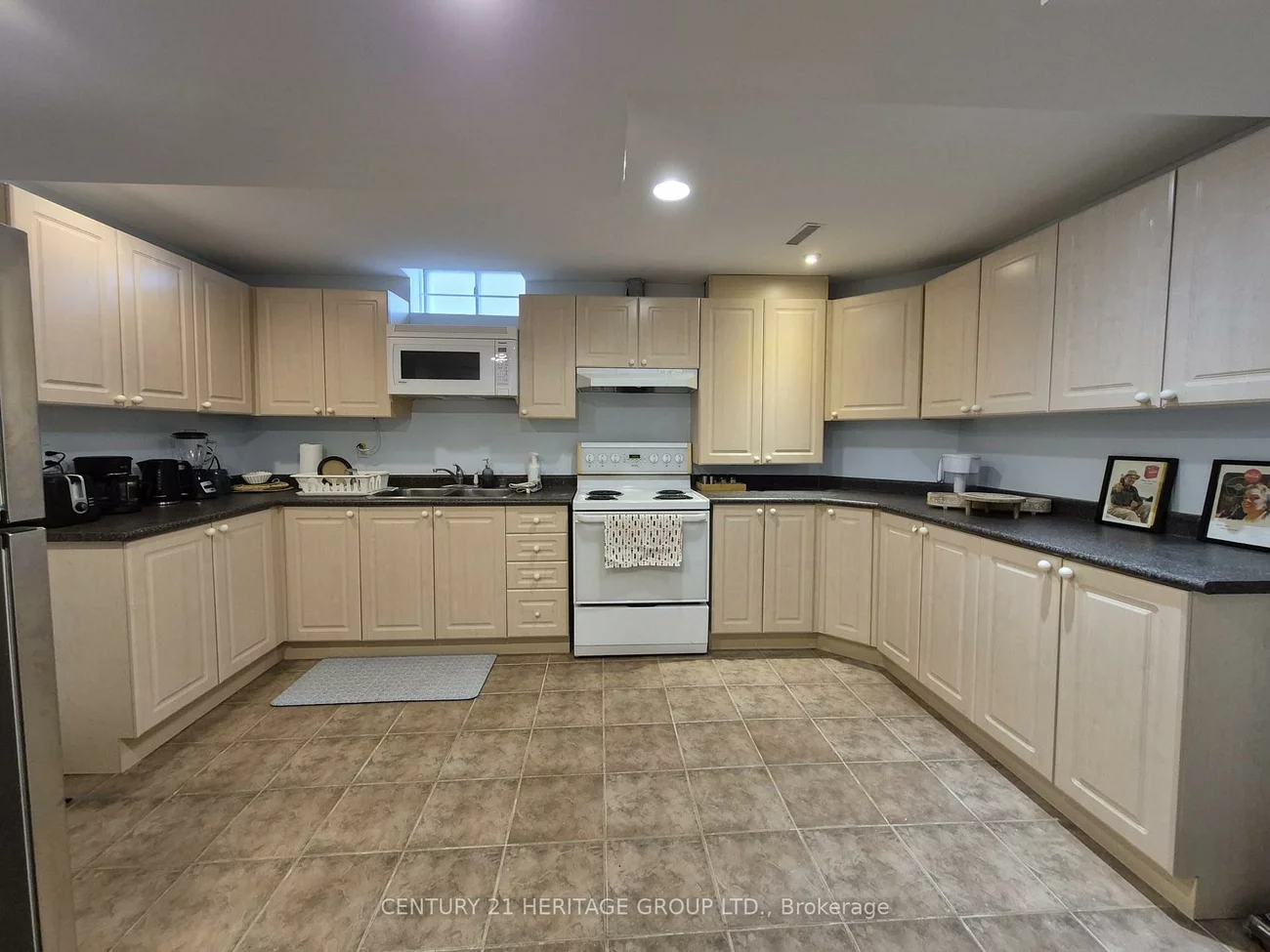 300, Rhodes, Glenway Estates, Newmarket