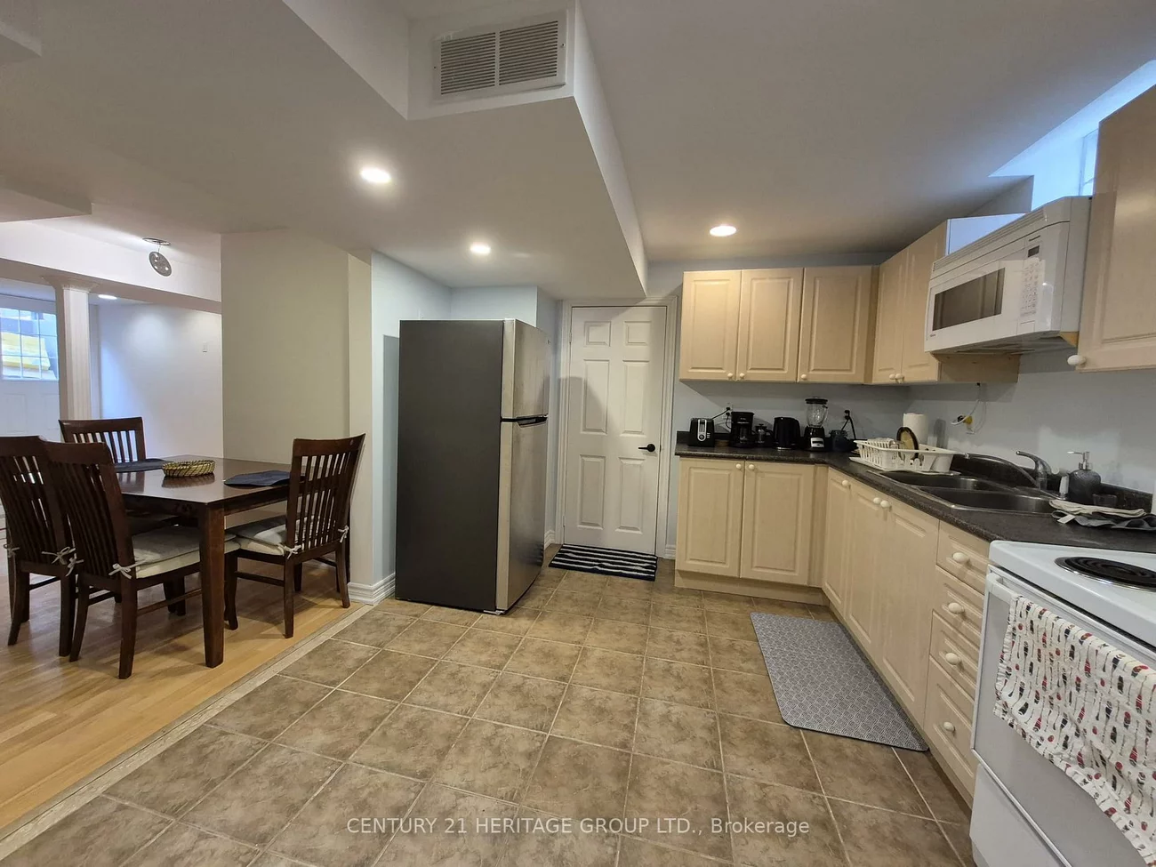300, Rhodes, Glenway Estates, Newmarket