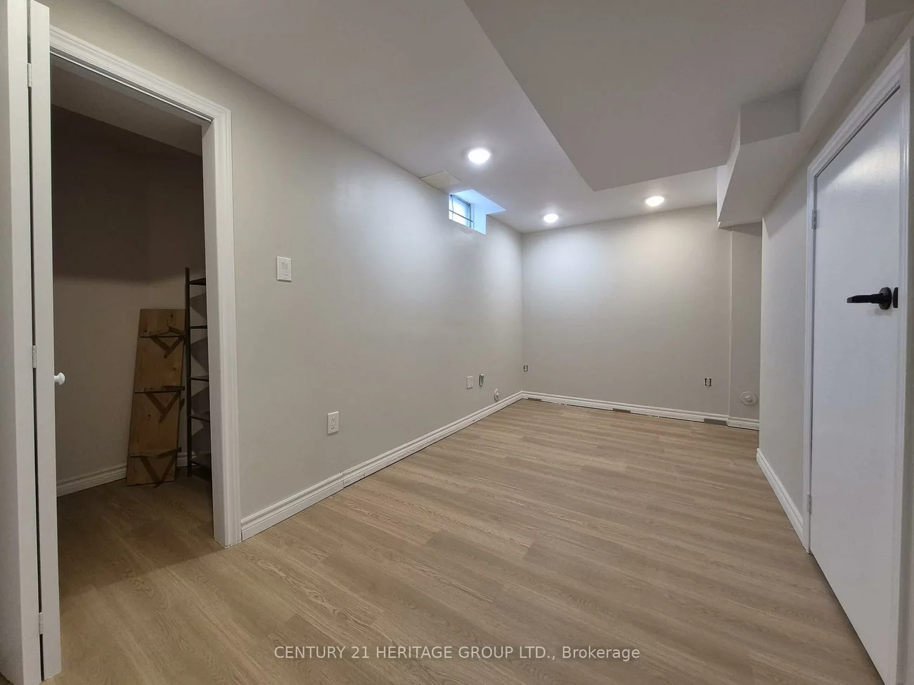 300, Rhodes, Glenway Estates, Newmarket