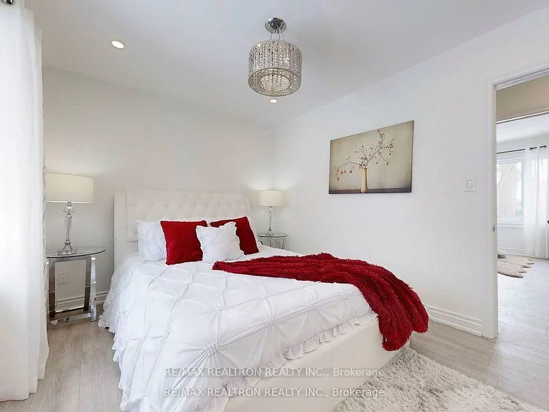 184, Avenue Rd, Central Newmarket, Newmarket