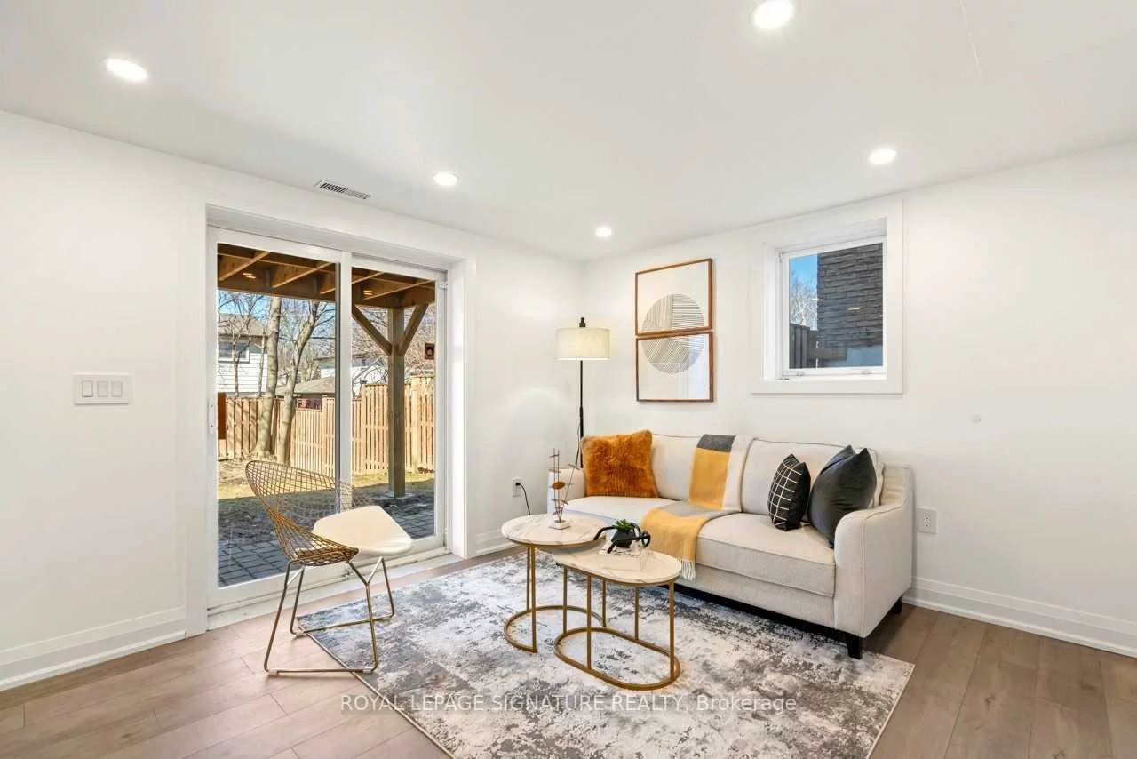 185, Lloyd, Central Newmarket, Newmarket