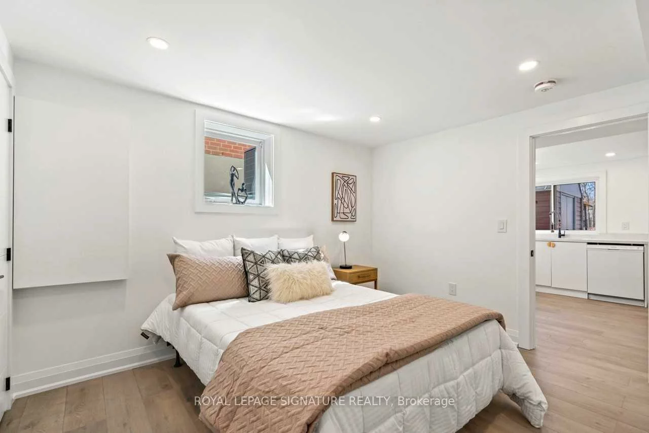 185, Lloyd, Central Newmarket, Newmarket