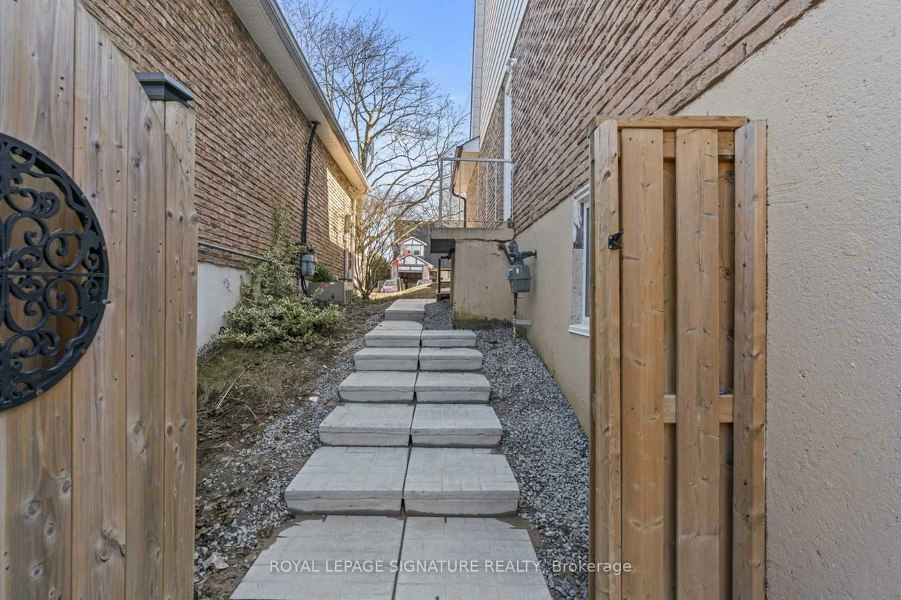 185, Lloyd, Central Newmarket, Newmarket