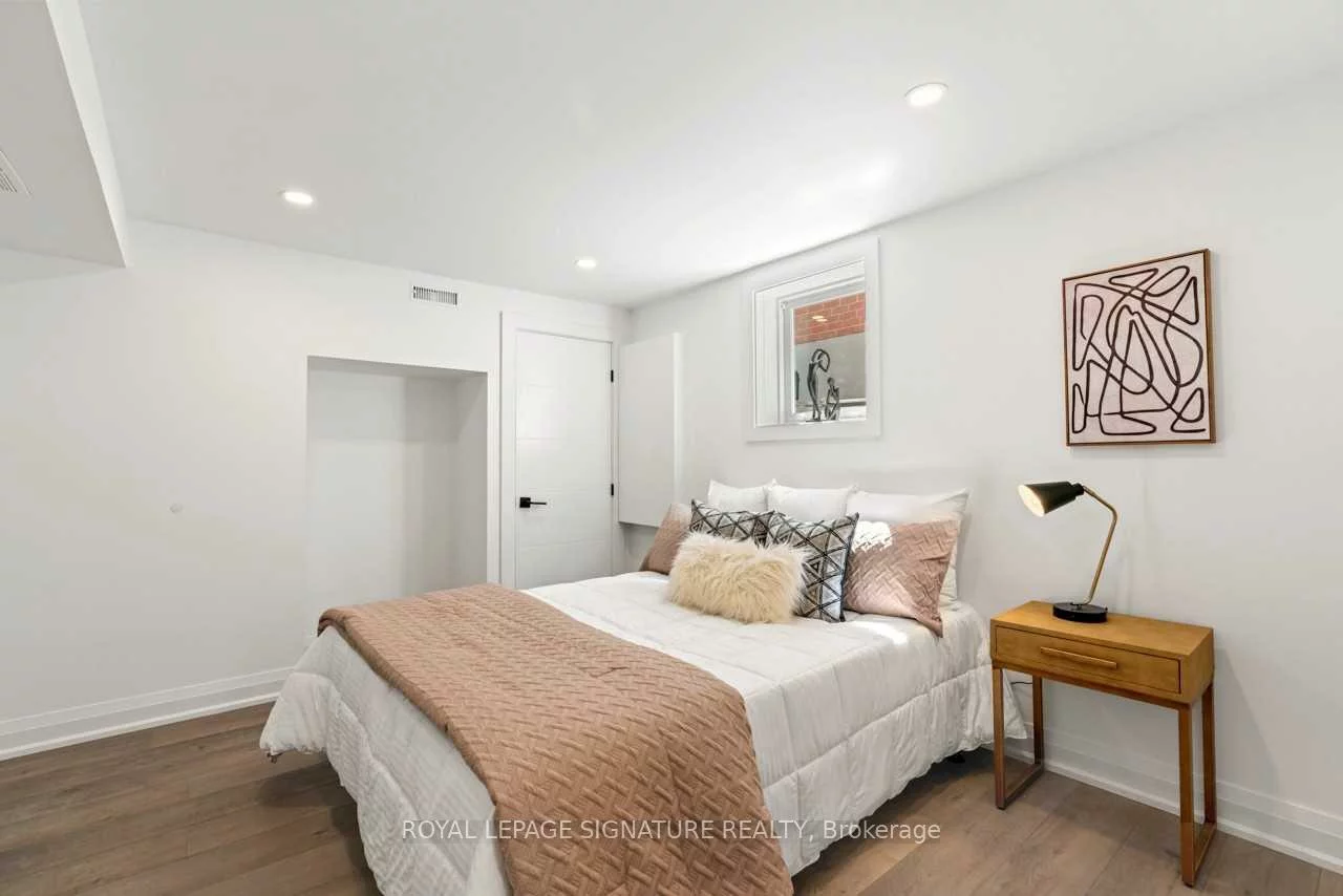 185, Lloyd, Central Newmarket, Newmarket