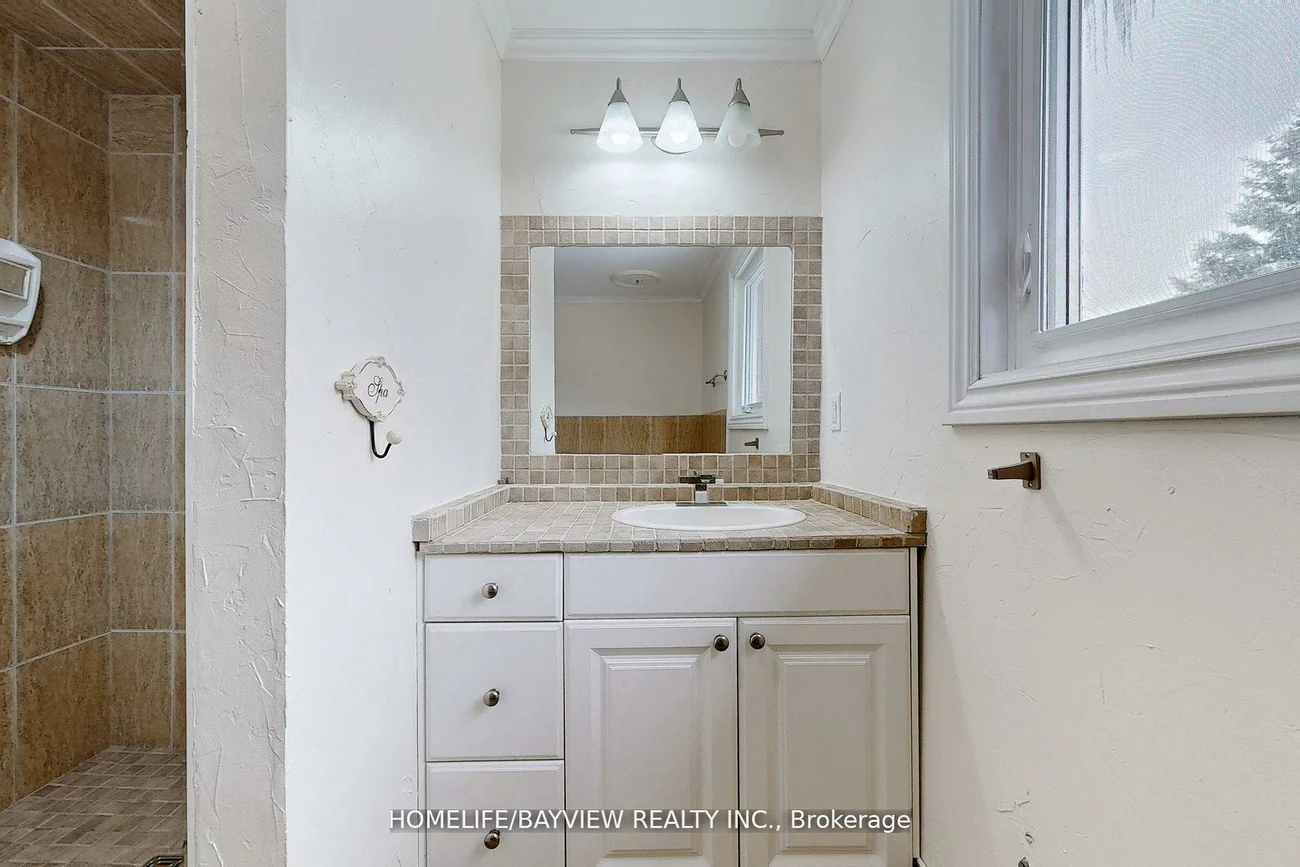 883, Leslie Valley, Huron Heights-Leslie Valley, Newmarket