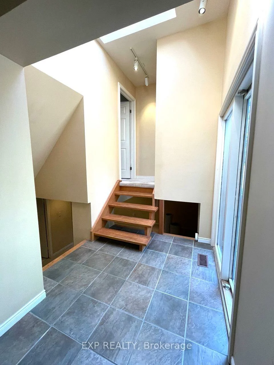 228, Main, Bristol-London, Newmarket