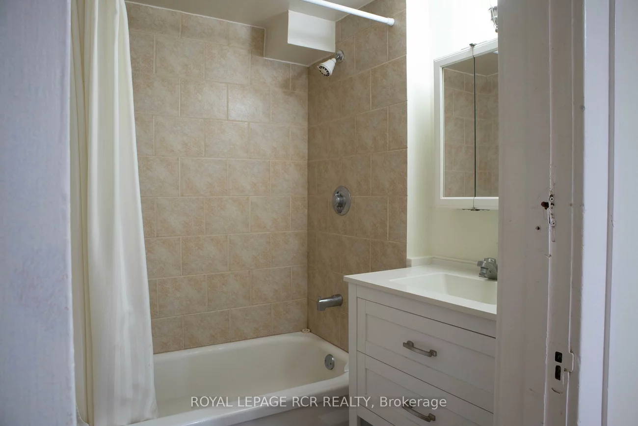 600, Queen, Gorham-College Manor, Newmarket