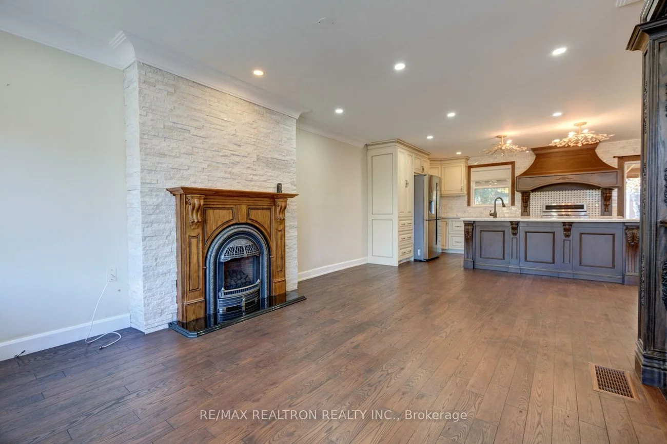 372, Dixon, Central Newmarket, Newmarket