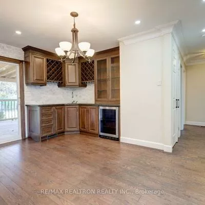 372, Dixon, Central Newmarket, Newmarket