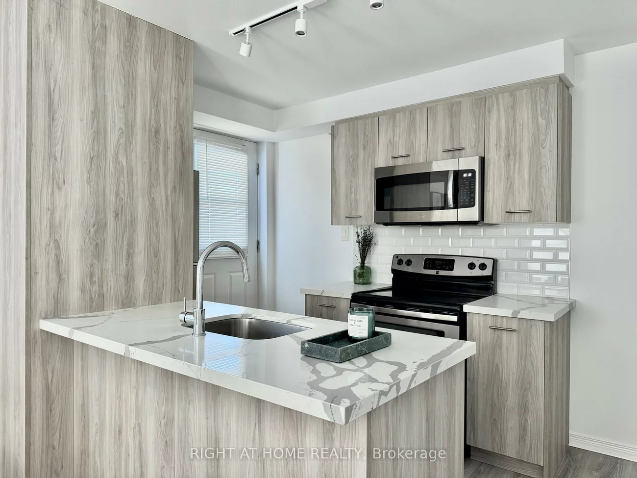 469, Queen, Central Newmarket, Newmarket