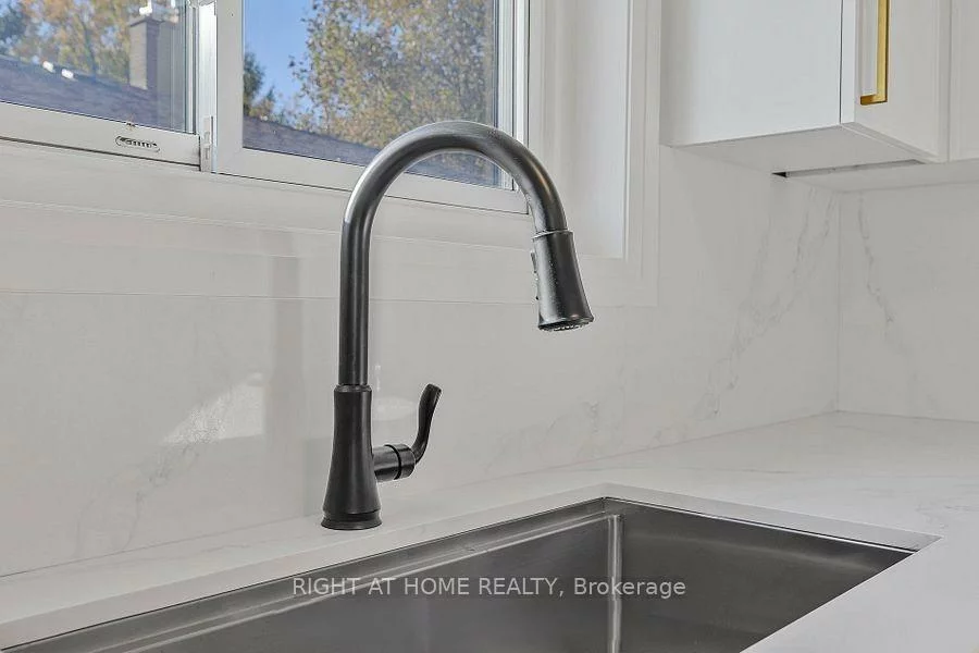 703, Sunnypoint, Huron Heights-Leslie Valley, Newmarket