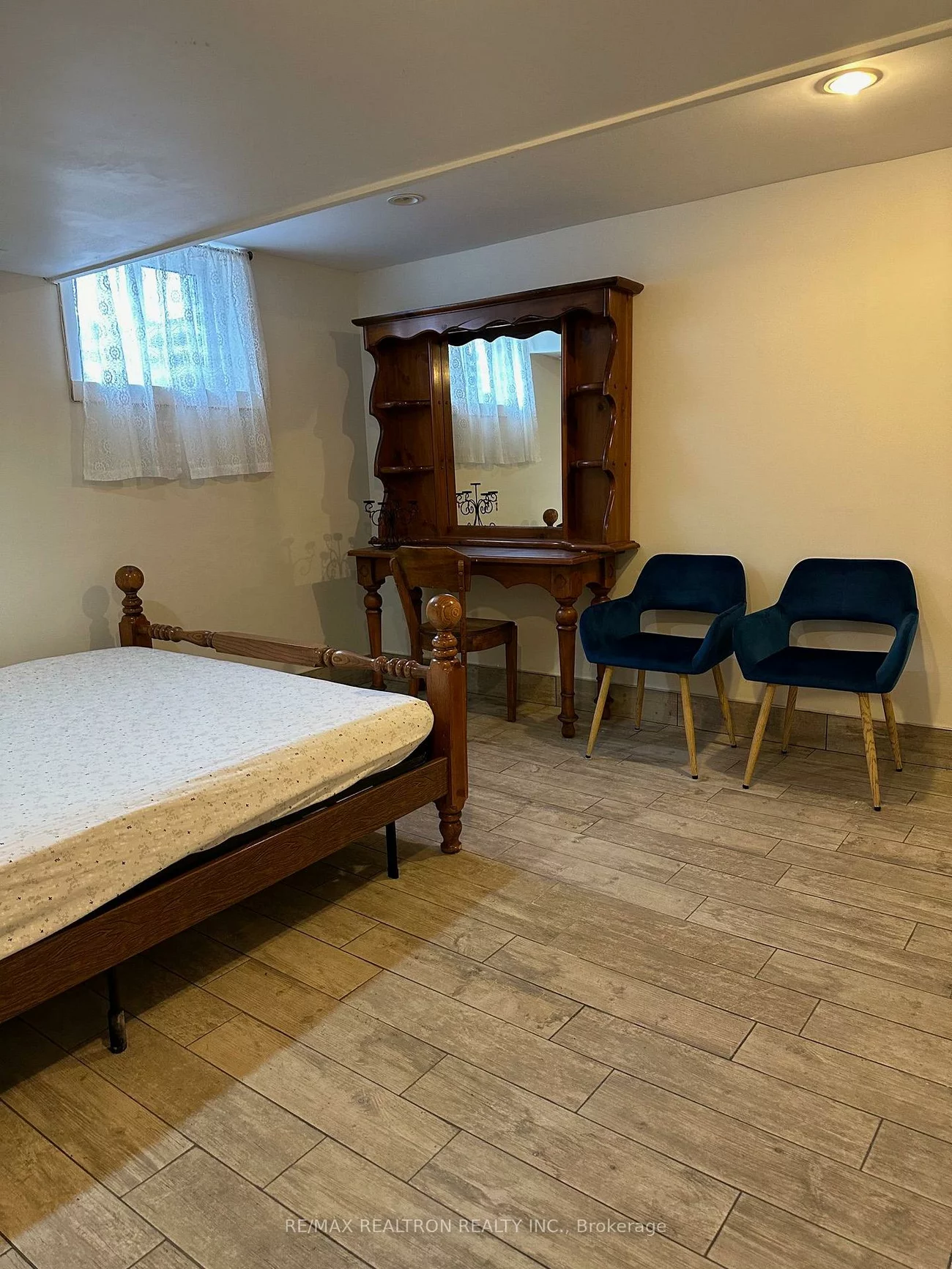 305, Eagle, Central Newmarket, Newmarket