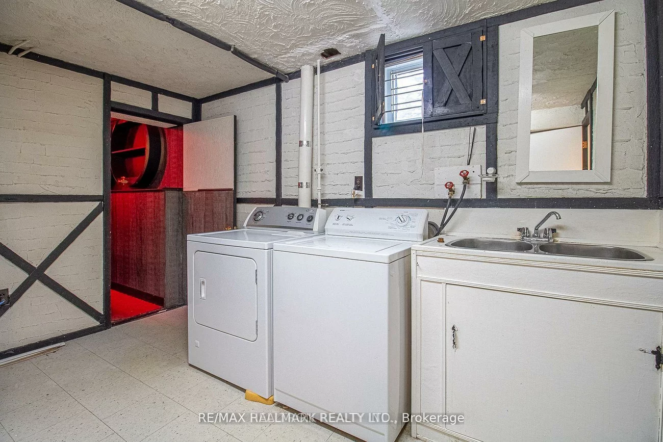 978, Wildwood, Gorham-College Manor, Newmarket