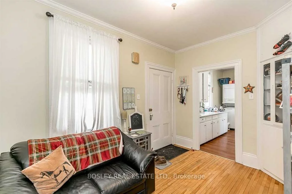 330, Botsford, Central Newmarket, Newmarket