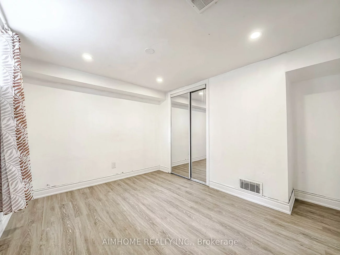 57, Gladman, Central Newmarket, Newmarket