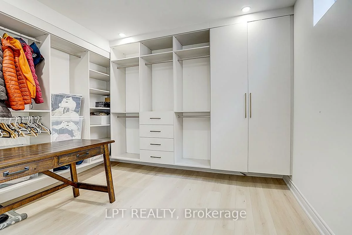 585, Holgate, Stonehaven-Wyndham, Newmarket