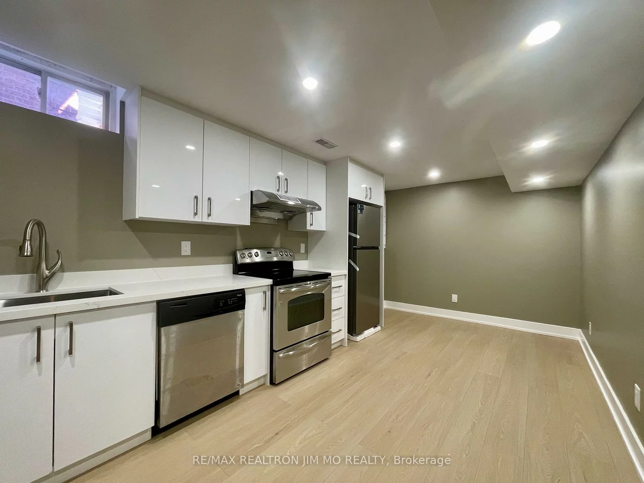 824, College Manor, Gorham-College Manor, Newmarket