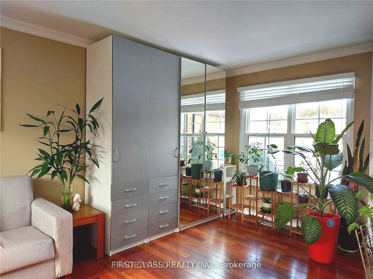 880, Leslie Valley, Huron Heights-Leslie Valley, Newmarket