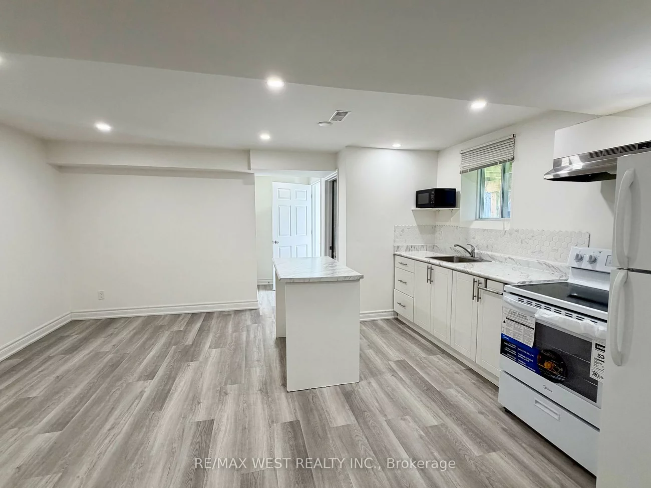 858, Cassie, Armitage, Newmarket