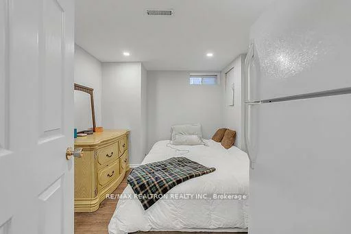 374, Borden, Central Newmarket, Newmarket