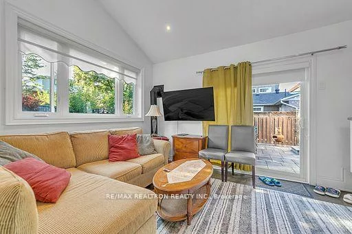 374, Borden, Central Newmarket, Newmarket