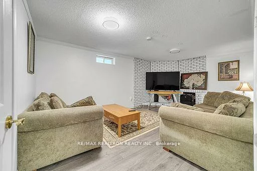 374, Borden, Central Newmarket, Newmarket