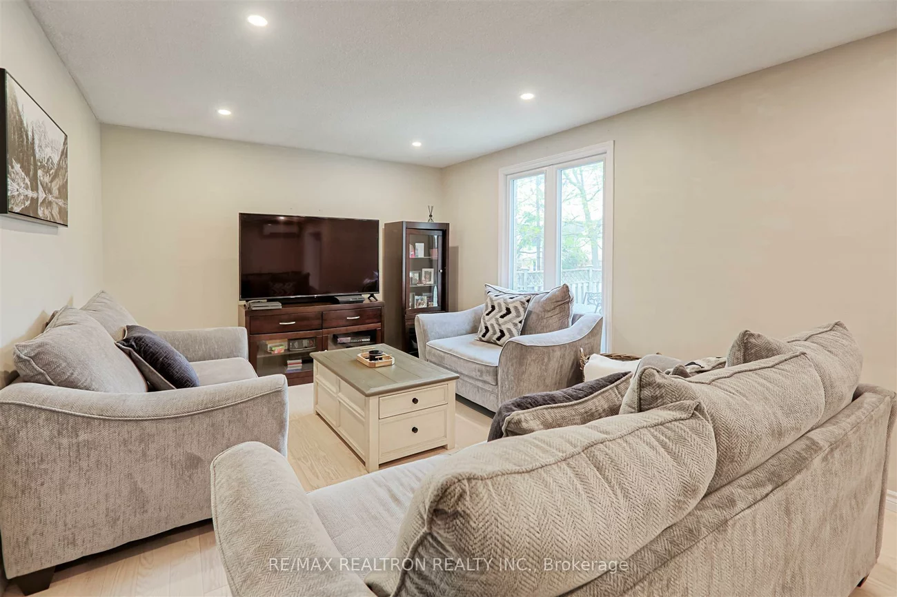 190, Lloyd, Central Newmarket, Newmarket