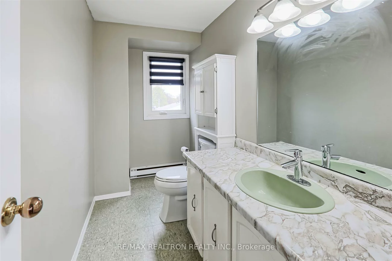 190, Lloyd, Central Newmarket, Newmarket