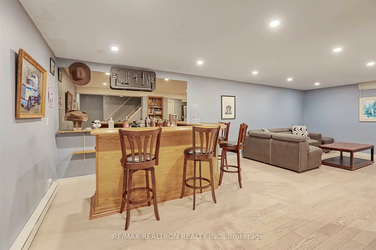 190, Lloyd, Central Newmarket, Newmarket