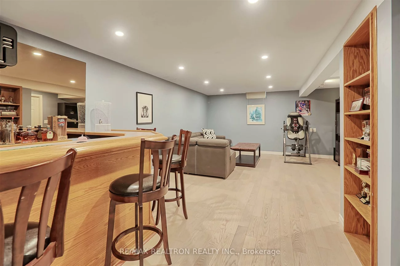 190, Lloyd, Central Newmarket, Newmarket