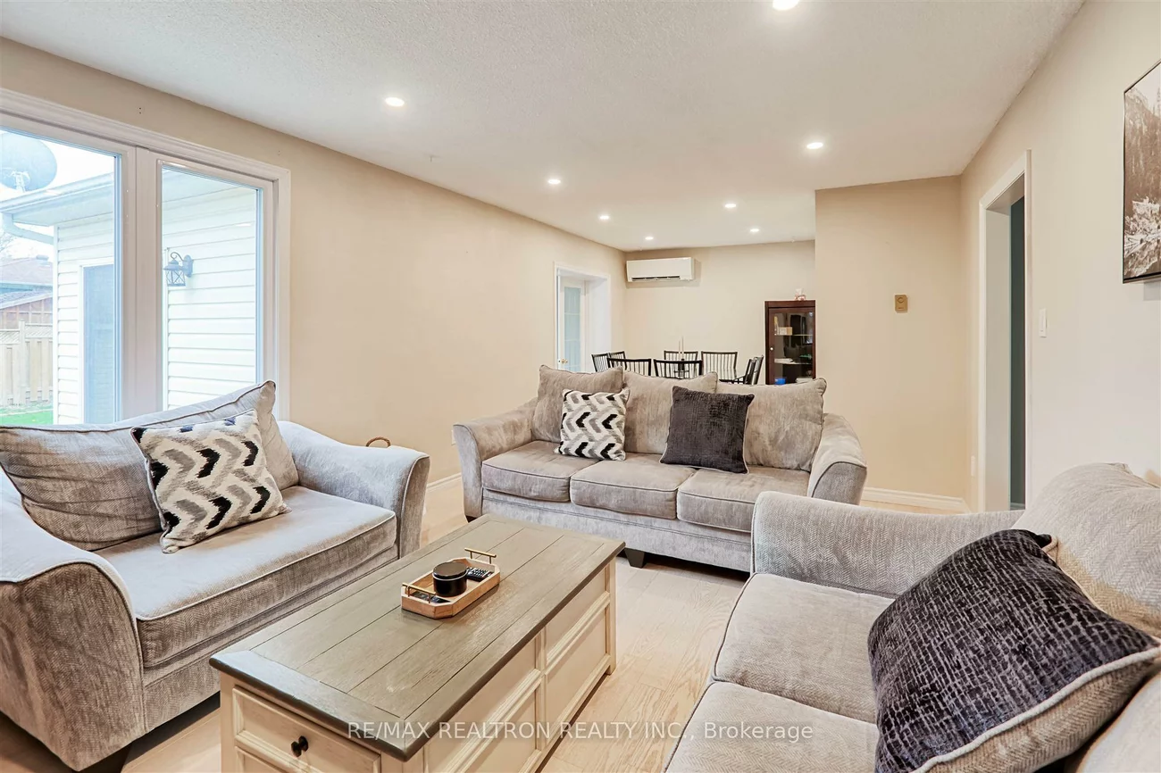 190, Lloyd, Central Newmarket, Newmarket