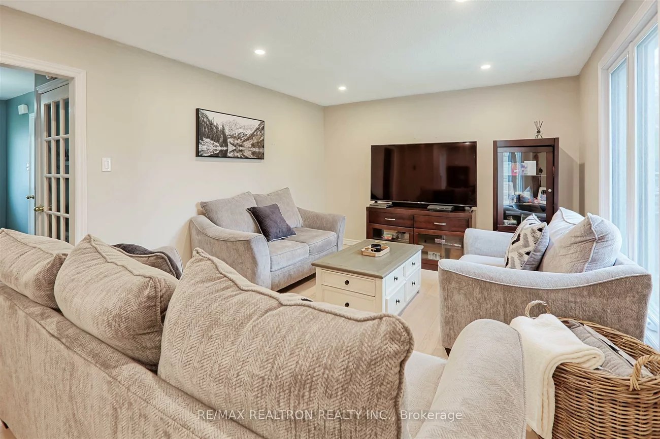 190, Lloyd, Central Newmarket, Newmarket