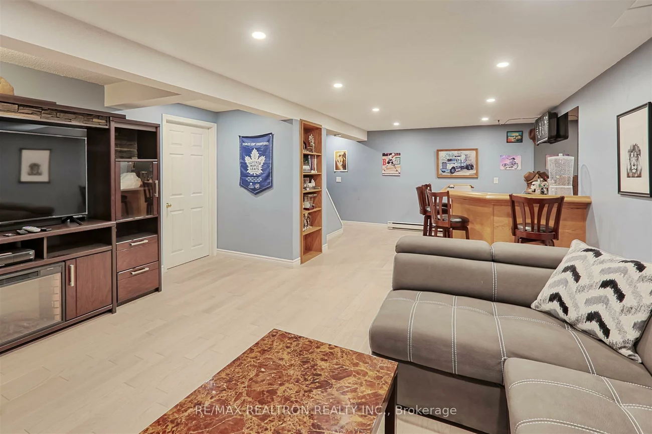 190, Lloyd, Central Newmarket, Newmarket
