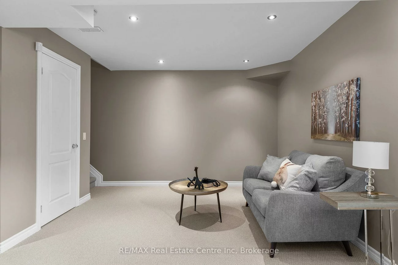 102, Gail Parks, Woodland Hill, Newmarket