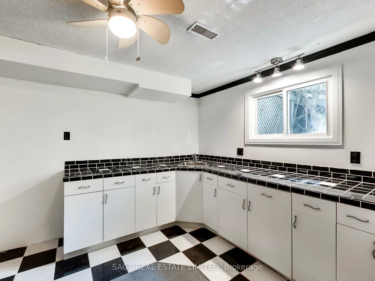 244, Currey, Central Newmarket, Newmarket
