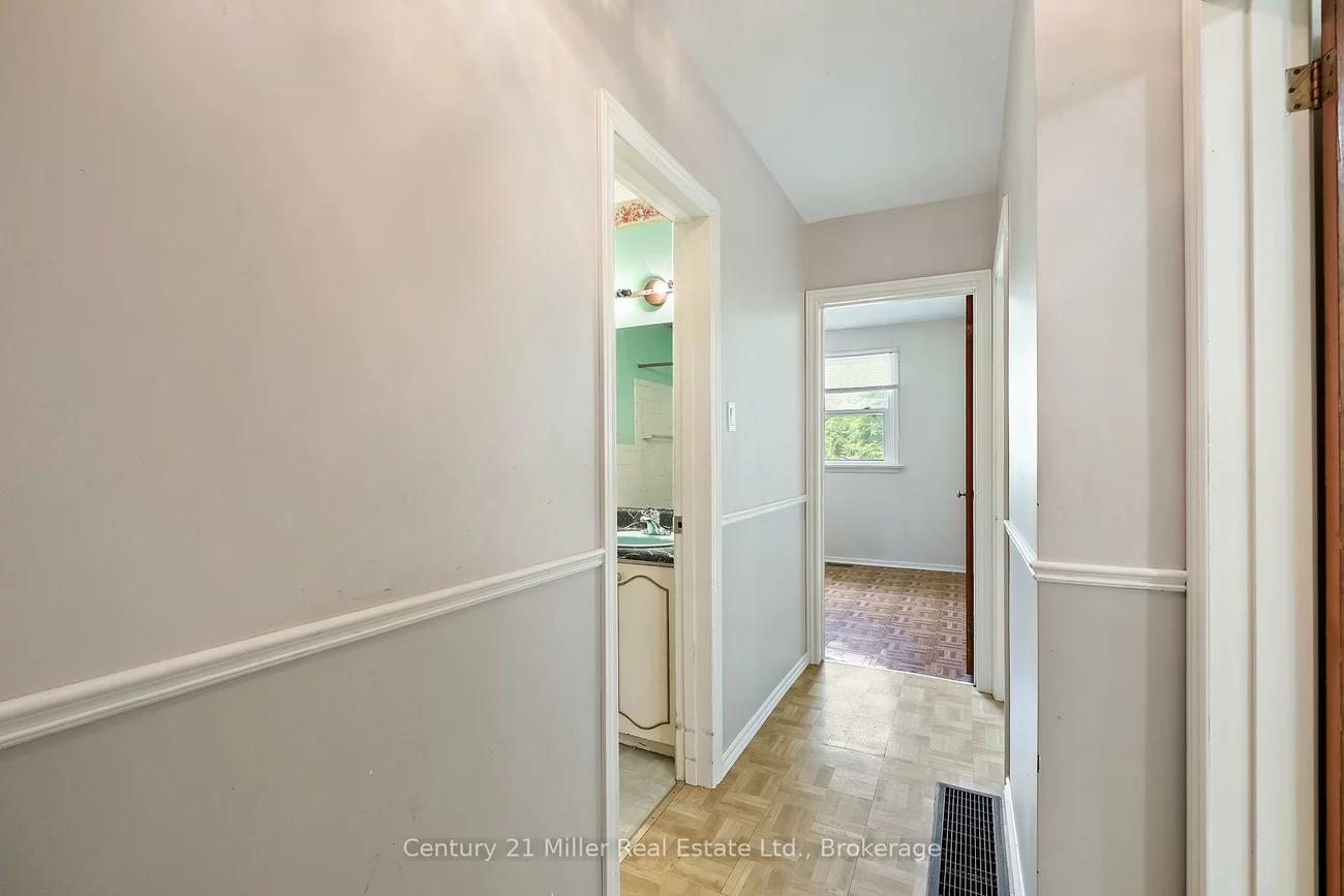 725, Queen, Gorham-College Manor, Newmarket