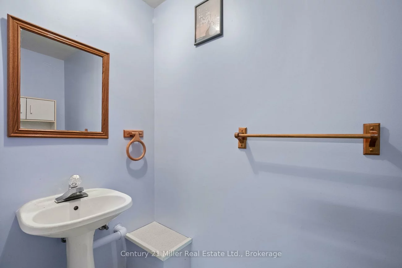 725, Queen, Gorham-College Manor, Newmarket