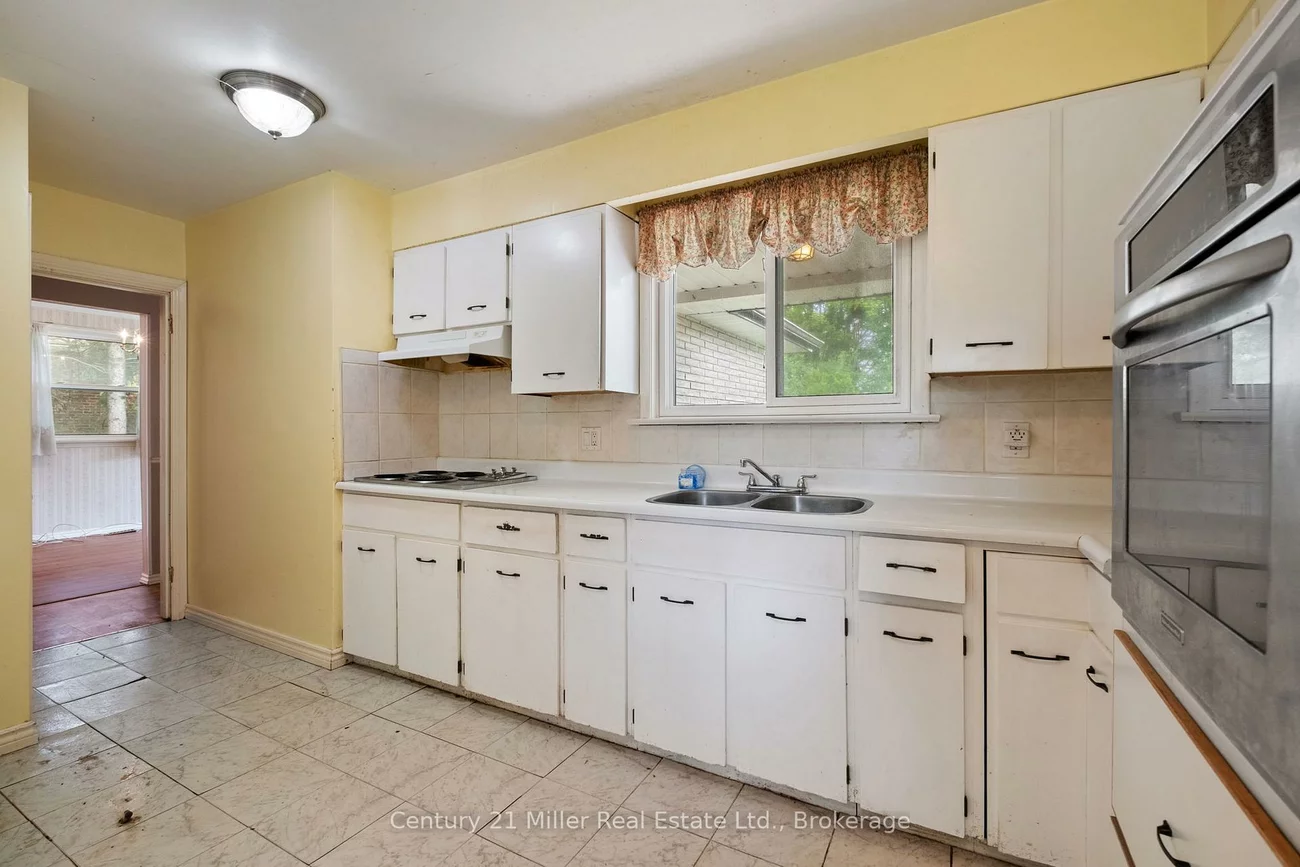 725, Queen, Gorham-College Manor, Newmarket