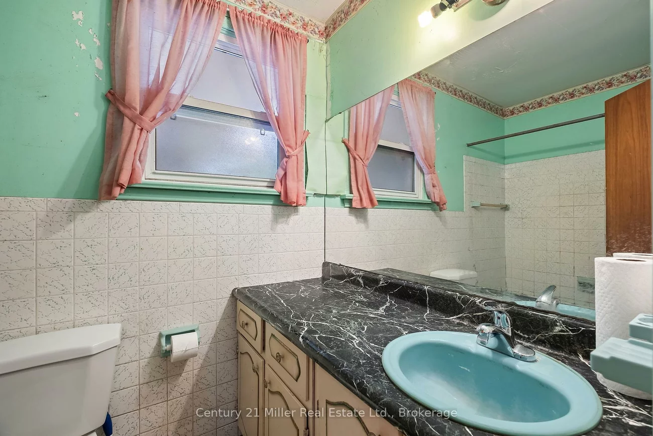 725, Queen, Gorham-College Manor, Newmarket
