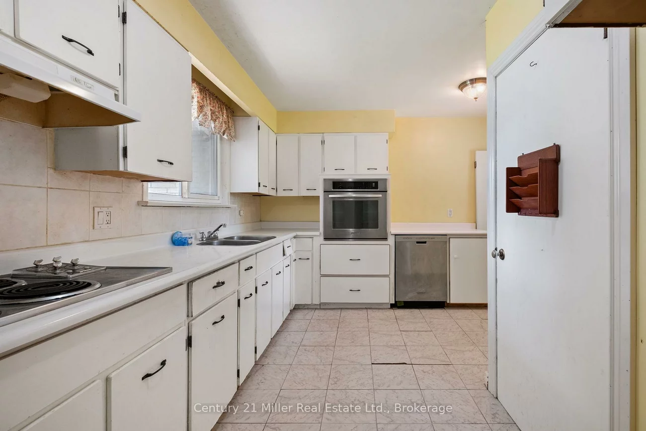 725, Queen, Gorham-College Manor, Newmarket