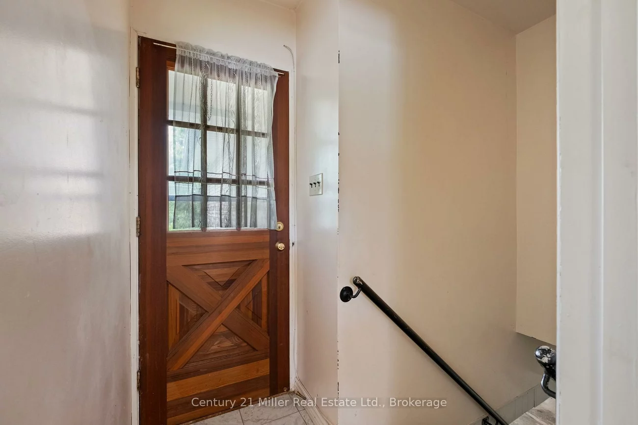 725, Queen, Gorham-College Manor, Newmarket