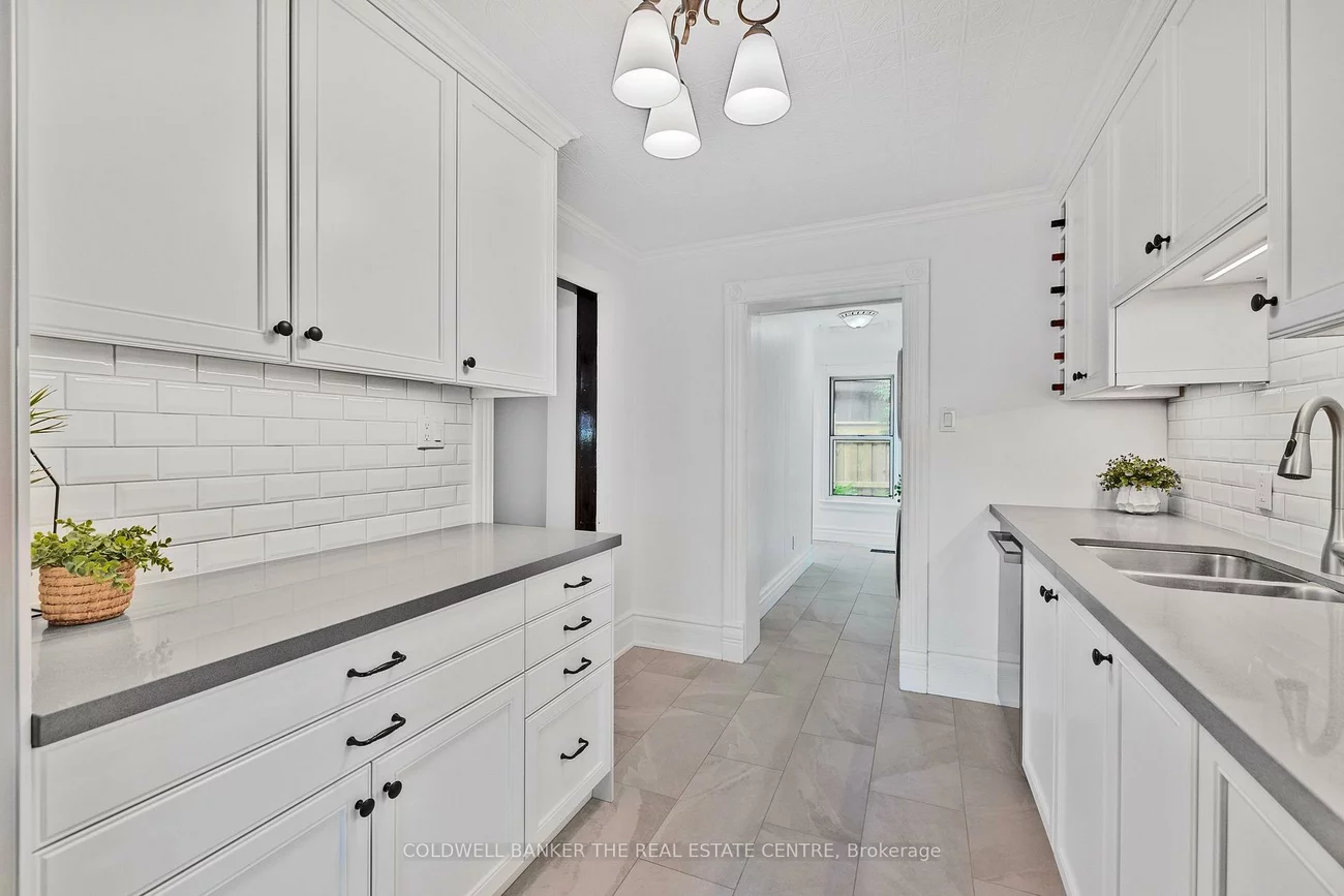 411, Millard, Central Newmarket, Newmarket