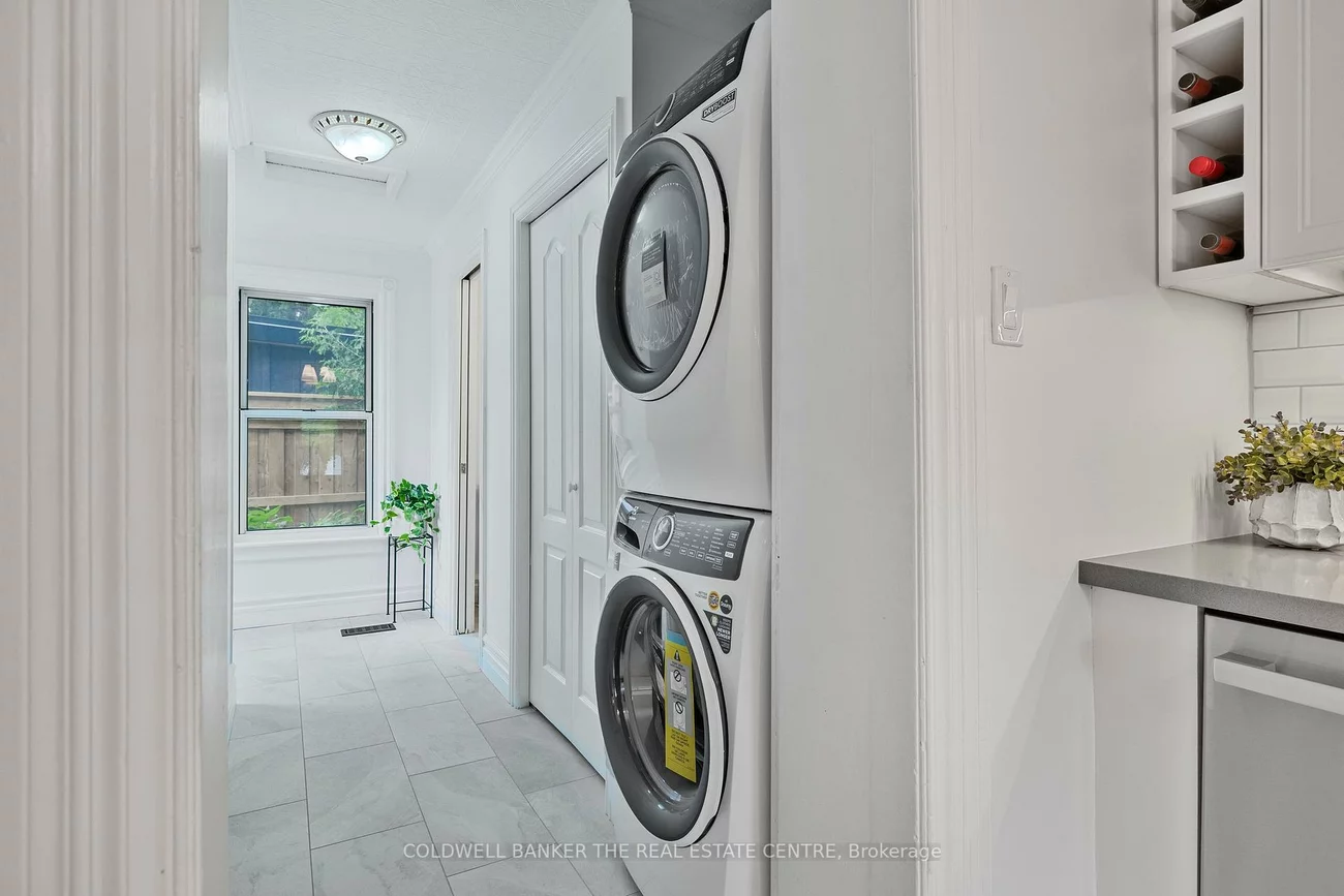 411, Millard, Central Newmarket, Newmarket
