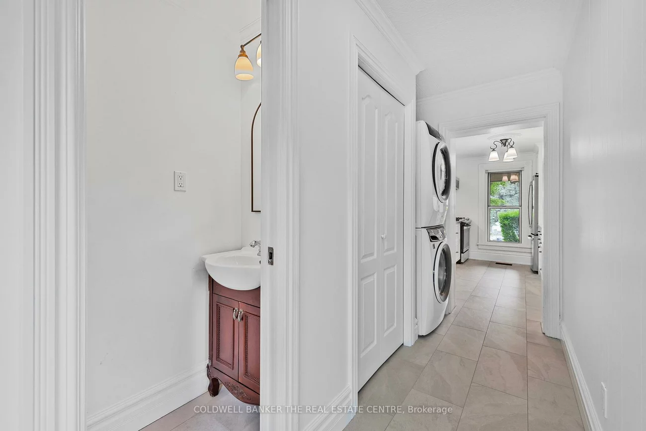 411, Millard, Central Newmarket, Newmarket