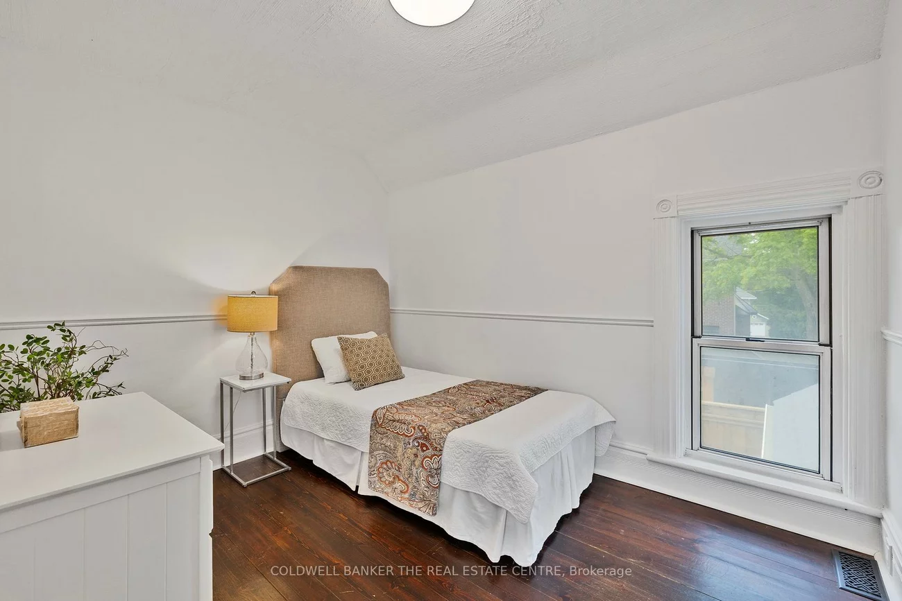 411, Millard, Central Newmarket, Newmarket
