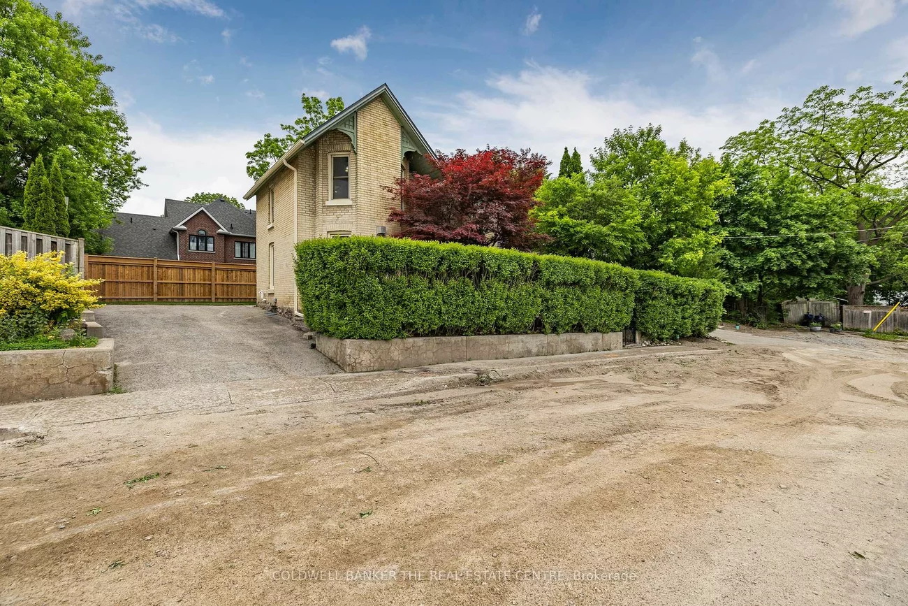 411, Millard, Central Newmarket, Newmarket