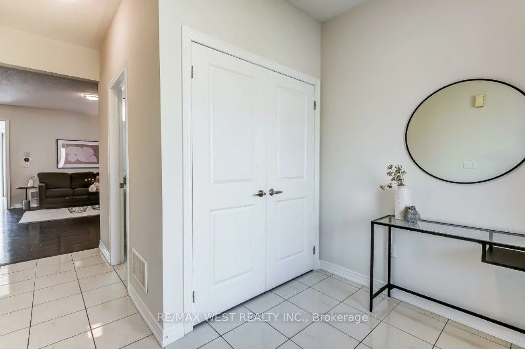 702, Yarfield, Glenway Estates, Newmarket